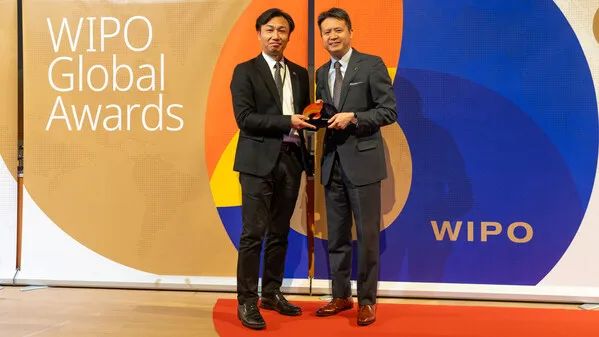 智愈医疗创始人史轶伦先生从联合国知识产权组织(WIPO)总干事Daren Tang手中接过WIPO全球奖